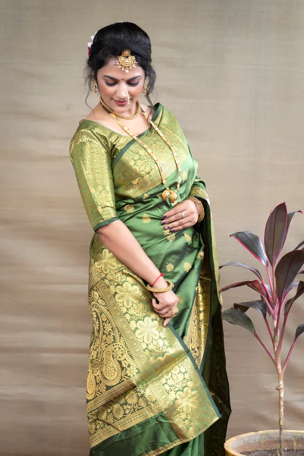 Green_Colour_Pure_Paithani_Silk_Saree_With_Rich_Pallu_And_Unstiched_Blouse_Piece.